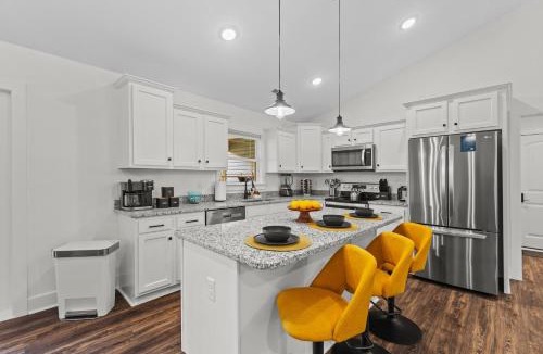 Jeffersonville House | Edgewood - Work Friendly & Near Downtown