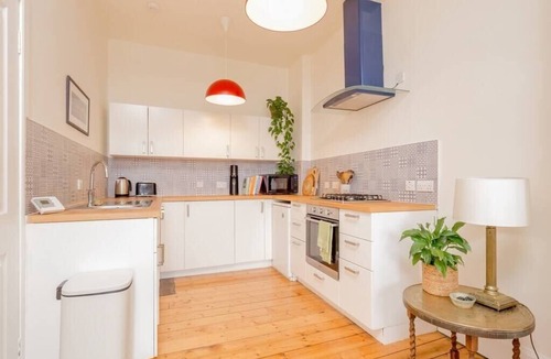 Bonnington Apartment | Edinburgh Castle Views! Stylish 2BD Flat, Sleeps 4