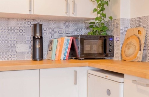 Bonnington Apartment | Edinburgh Castle Views! Stylish 2BD Flat, Sleeps 4