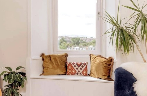 Bonnington Apartment | Edinburgh Castle Views! Stylish 2BD Flat, Sleeps 4