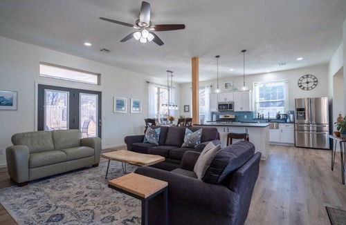 Edmond House | Edmond 3BR w/King Beds + EV Charger + Pet Friendly