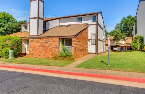 Edmond House | Edmond Townhome w/Pool Access Near Arcadia Lake!