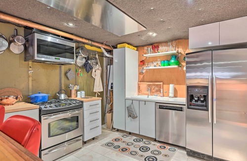 Edmonds House | Edmonds Apartment with Private Wine Cellar!