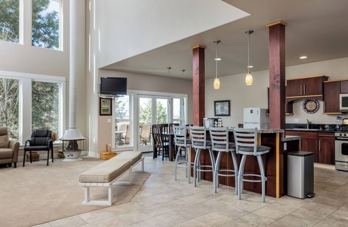 Mountain View House | Edradour Estates – Stunning 6 BDR Bend Retreat for 14 w/Theater Room!