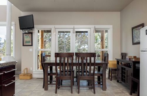 Mountain View House | Edradour Estates – Stunning 6 BDR Bend Retreat for 14 w/Theater Room!