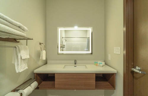 Sulphur Hotel | Efficiency De Luxe Sulphur Near Lake Charles I 10