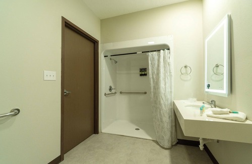 Sulphur Hotel | Efficiency De Luxe Sulphur Near Lake Charles I 10