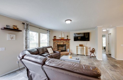 Pimento House | Efficiently Equipped Lewis Home: Deck & Gas Grill!