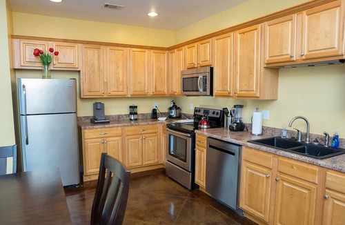 Kreole Apartment | Effortless Living, 3BR 2BA, Kitchen, Laundry
