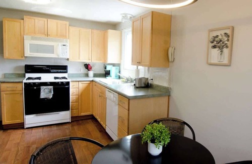 Eggertsville Apartment | Eggert - Lower · 2BR apartment near UB, Niagara Falls & Buffalo