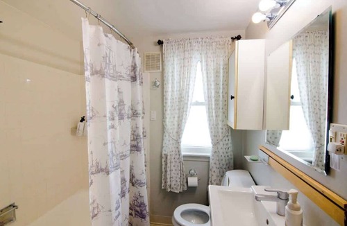 Eggertsville Apartment | Eggert - Lower · 2BR apartment near UB, Niagara Falls & Buffalo