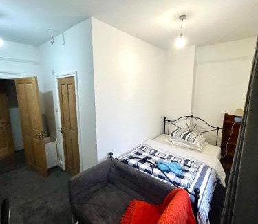 Runnymede Apartment | EGHAM LOVELY STUDIO SELF CONTAINED 2 mins station