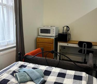 Runnymede Apartment | EGHAM LOVELY STUDIO SELF CONTAINED 2 mins station