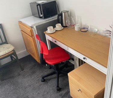 Runnymede Apartment | EGHAM LOVELY STUDIO SELF CONTAINED 2 mins station