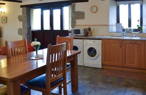Helston House | Eglos Derry Farm Cottage - E4597