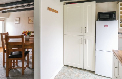 Llansantffraed Cottage | EIDDWEN, pet friendly, with a garden in Llanon