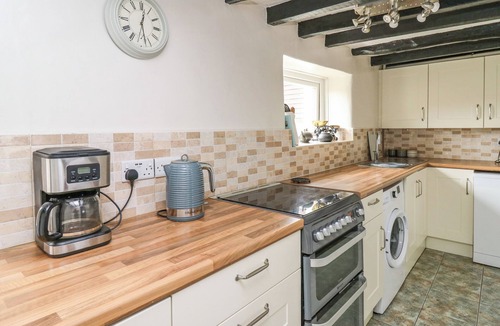 Llansantffraed Cottage | EIDDWEN, pet friendly, with a garden in Llanon