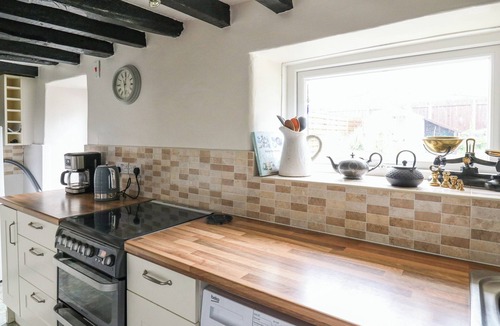 Llansantffraed Cottage | EIDDWEN, pet friendly, with a garden in Llanon