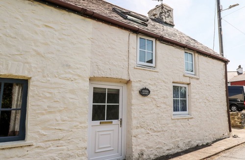 Llansantffraed Cottage | EIDDWEN, pet friendly, with a garden in Llanon