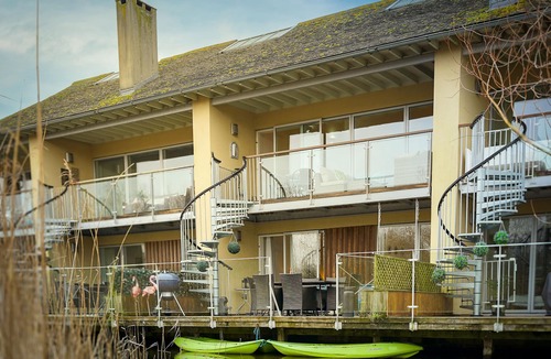 Cirencester House | Eider Cottage: Lakeside Escape with Spa Access