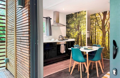 Dilton Marsh Ski Chalet | Eider- Floating Lodge with Hot Tub