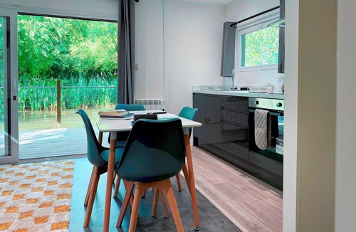 Dilton Marsh Ski Chalet | Eider- Floating Lodge with Hot Tub