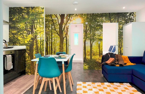 Dilton Marsh Ski Chalet | Eider- Floating Lodge with Hot Tub