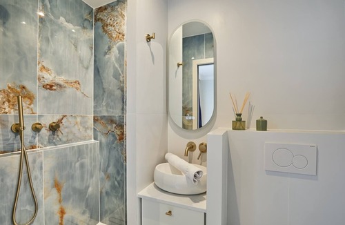 7th Arrondissement Apartment | Eiffel Tower Apartment Invalides