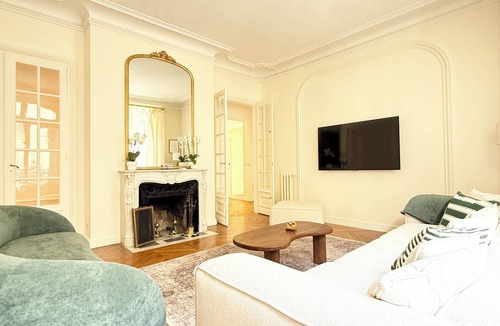 Quartier du Gros-Caillou Apartment | Eiffel Tower Champ de Mars 3BR Luxury Apartment