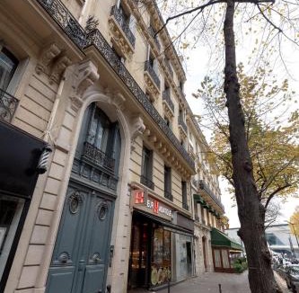 Porte-Dauphine Apartment | Eiffel View - Elegant 1BR - Terrace