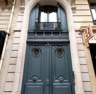 Porte-Dauphine Apartment | Eiffel View - Elegant 1BR - Terrace