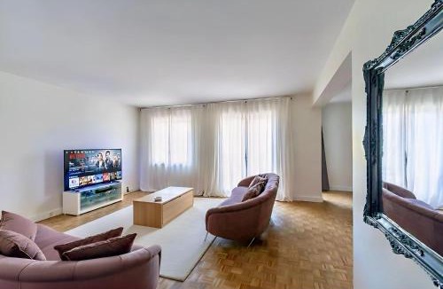 Auteuil Apartment | Eiffel View - Spacious 3BR - Sleeps 9 - Terrace