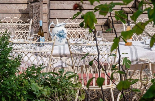 Buetschwil-Ganterschwil House | Ein Bijou mit Kachelofen, Garten und eigenem Fluss