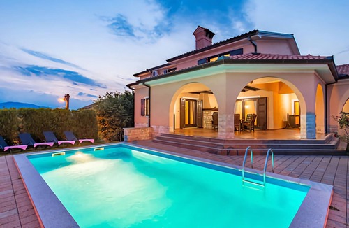Marcelji Villa | Ein Wunderschönes Haus mit Pool und Whirlpool für 10 Personen