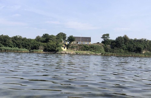Lundby Villa | Einzigartig gelegene Landhausvilla direkt am Avnøfjord