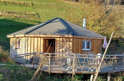Sundlauenen House | Einzigartige Holzhütte mit Bergpanorama by Interhome