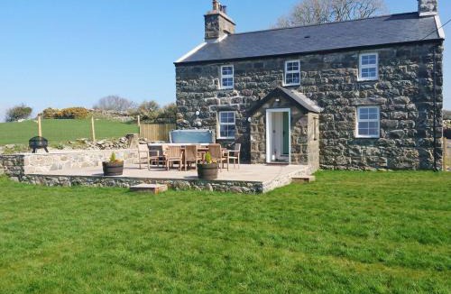 Llanllyfni House | Eithinog Ganol