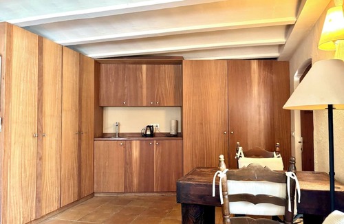 Ullastret Apartment | EL FORT DúLLASTRET. Apartment 1. Studio with King Size bed.