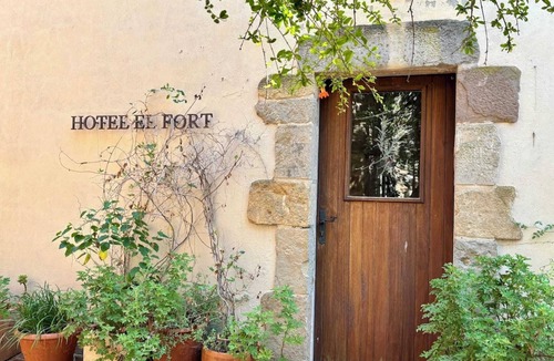 Ullastret Apartment | EL FORT DúLLASTRET. Apartment 1. Studio with King Size bed.