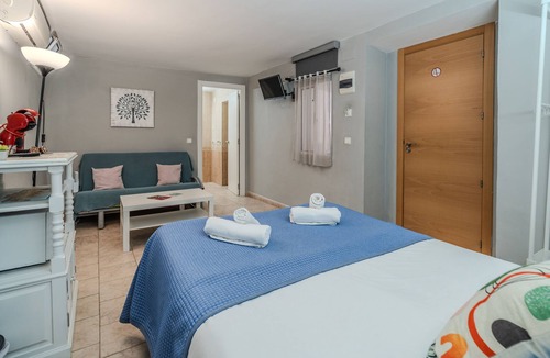 La Catedral Bed & Breakfast | el jardin room la calleja