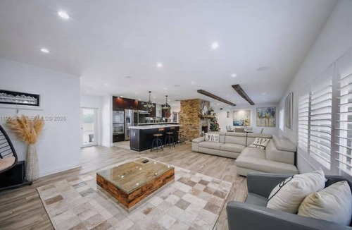 Tamiami House | El Laguito