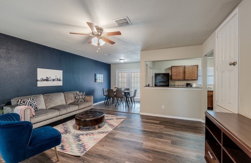 North San Antonio - SAT House | El Monte - 20% OFF Entire 4BR Home in Great Location w/Backyard - Fast WiFi
