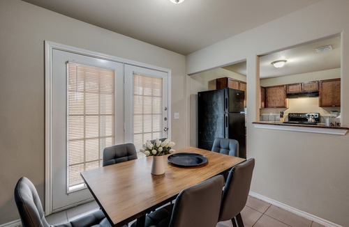 North San Antonio - SAT House | El Monte - 20% OFF Entire 4BR Home in Great Location w/Backyard - Fast WiFi