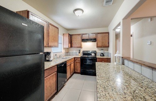 North San Antonio - SAT House | El Monte - 20% OFF Entire 4BR Home in Great Location w/Backyard - Fast WiFi