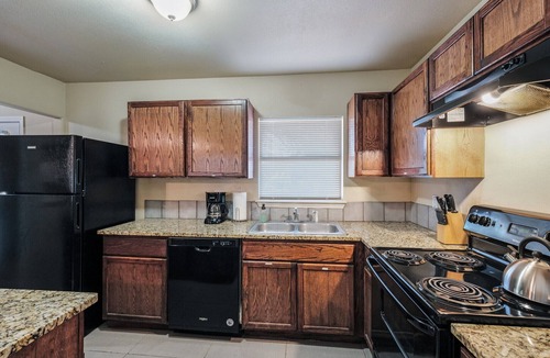 North San Antonio - SAT House | El Monte - 20% OFF Entire 4BR Home in Great Location w/Backyard - Fast WiFi
