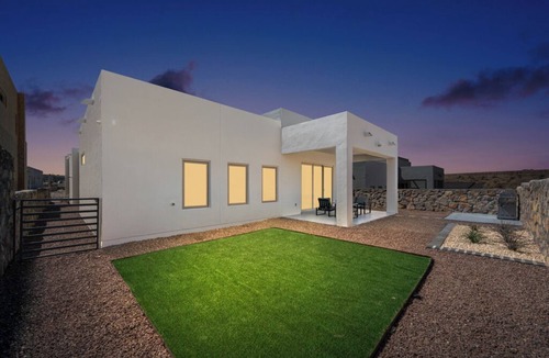 El Paso House | El Paso West Side Hikers Haven! Huge Hot Tub/Pool!