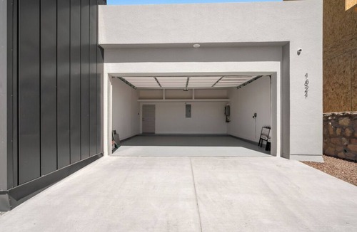 El Paso House | El Paso West Side Hikers Haven! Huge Hot Tub/Pool!