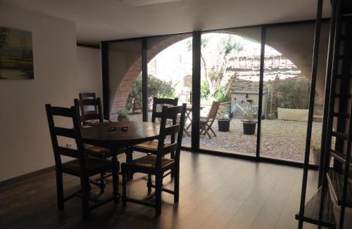 Montauriol Apartment | El pati català