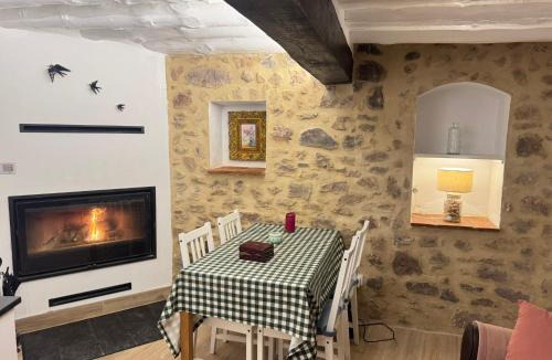 Valganon House | EL REFUGIO DE VALGAÑON Casa de Piedra con chimenea junto a Ezcaray