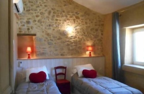 Allegre Les Fumades Apartment | Elaia